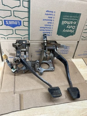 Soporte de montaje de embrague y pedal de freno para camioneta Toyota 89-95 Foto 1 de 4