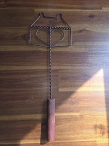 VTG Quilt/Rug Beater Metal Wire Heart House Home Wood Handle 15.5” Long - Picture 1 of 3