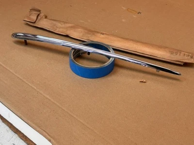 53 Oldsmobile 98 1952 guardabarros trasero derecho corona moldura GM 561434 NOS Foto 1 de 4