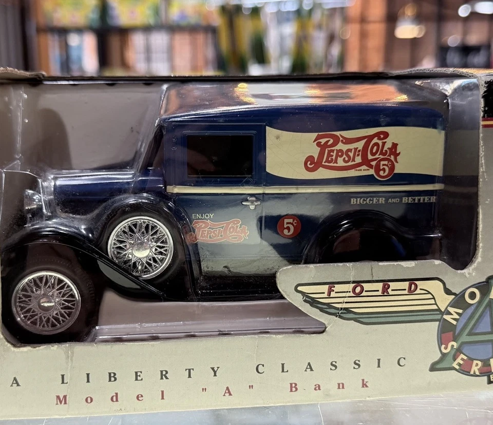 Banco de Metal Fundido Pepsi Cola Modelo A Ford Liberty Classics Edición Limitada Foto 1 de 4