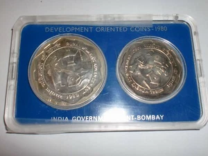 INDIA-JUEGO DE 2 MONEDAS ORIENTADO AL DESARROLLO-1980-"AVANCE MUJER RURAL"- RS.100&10 - Imagen 1 de 6