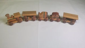 Treno in legno dipinti colori gancio in metallo e connettori occhi giocattolo decorazione vivaio 14" - Foto 1 di 9