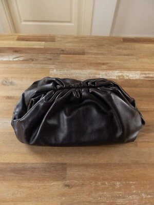 (SIN IMPUESTOS ADUANEROS) BOTTEGA VENETA Bolso clutch de mano de cuero marrón oscuro Foto 1 de 4