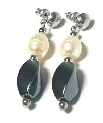 Pendientes colgantes de hematita con forma facetada abstracta de perlas tono plata Foto 1 de 4