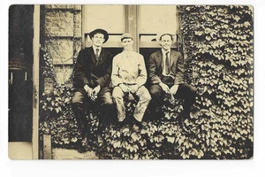 3 pinceles de pintura para tarjetas postales RPPC de hombres jóvenes posando sentados en ventanas 1908 - Imagen 1 de 2