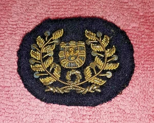 Escudo Portugal, emblema bordado hilo dorado tejido fieltro negro. - Imagen 1 de 2