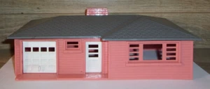 Paredes vintage rojas/salmón de Plasticville Ranch House, techo gris oscuro, puertas blancas - Imagen 1 de 7