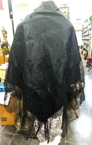 ANTIQUE ELIZABETHAN-STYLE THEATER SHAWL. SILK GLACE. LACE. SPAIN. 19TH CENTURY. - Picture 1 of 1