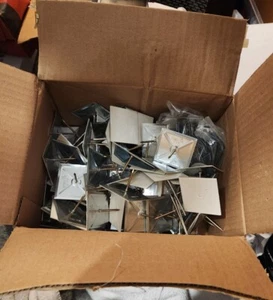 Box mit 100 Duro Dyne 1-1/4" Dynastick selbstklebender Aufhänger mit Stahlscheiben - Bild 1 von 2