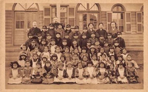 Japan - OSAKA - Children from the Catholic mission nursery school receiving a vi - Picture 1 of 2