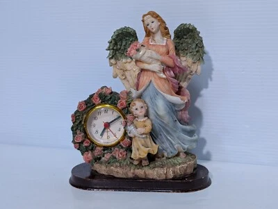 Reloj de Escritorio Analógico, Ángel con un Niño Sosteniendo Ramos de Rosas, Base de Madera Foto 1 de 4