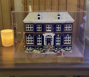 Deluxe Hartholz & Klar Acryl Vitrine für LEGO Home Alone House - Bild 1 von 4