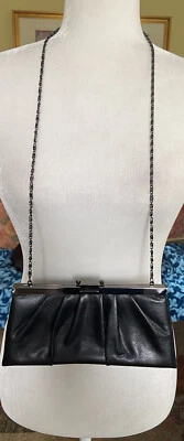 Bolso sin asas Jessica McClintock negro plisado usado en excelente estado Foto 1 de 4