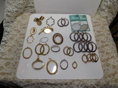 LOTE DE 33 PIEZAS DE MONTAJE DE CABACHÓN ~ SIN USAR ~ ALFILERES Y COLGANTES ~ TONO DORADO/PLATEADO Foto 1 de 4