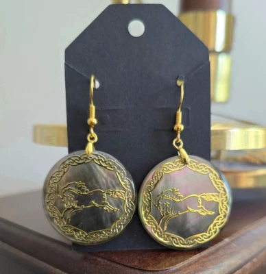 Pendientes Colgantes Caballo, con incrustaciones en caparazón natural. Pendientes de caballo, regalo ecuestre. Foto 1 de 4