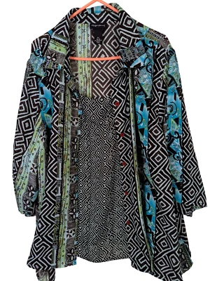 Blusa Top Maggie Barnes Plus 4X Arte Tribal para Usar Simulación 2 en 1 Look Abotonada Foto 1 de 4