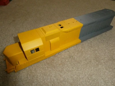 Carroceria de locomotiva diesel cinza amarelo amostra escala O MTH 15,75" de comprimento - Imagem 1 de 3