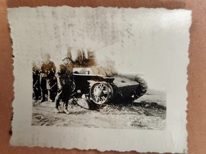 Foto Panzer Wrack Soldat Stahlhelm tank 2.WK photo FQ - Picture 1 of 3
