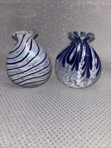 Vintage 2er Set Kunstglas irisierende Wirbel Mini Knospe Vasen/4,75" hoch mundgeblasenes Glas - Bild 1 von 7