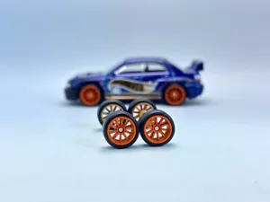 R537 Sonderlackierung Hotwheels 1/64 Real Rider # 10 Speichen CE28 orange 10mm lang - Bild 1 von 6