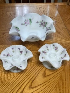 CUENCO CON CRESTA DE PLATA FENTON Y 2 CANDELABROS VASO DE LECHE CON VIOLETAS E THOMAS - Imagen 1 de 12