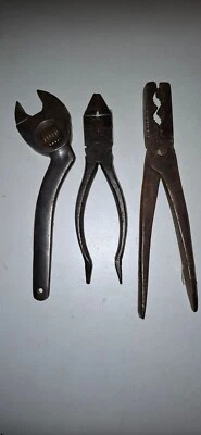 LOT DE 3 OUTILS PINCES ET CLE A MOLETTE ANCIENNES  DIVERS METIERS - Photo 1/2