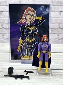 Custom GI Joe Cobra Baroness / Batgirl 3 3/4 Figur mit Waffen und Karteikarte DC - Bild 1 von 6