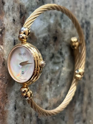Reloj para mujer GUCCI 2047L esfera concha brazalete cuarzo hecho en Suiza usado bonito Foto 1 de 4
