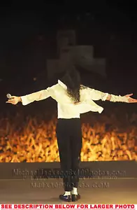 FOTO RARA DE 8x10 de MICHAEL JACKSON ADORANDO A LA MULTITUD (1) - Imagen 1 de 1