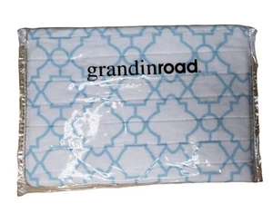 Grandin Road Euro Kissen Schein Giada Pfau weiß blau geometrisch 26x26 Neu in Verpackung - Bild 1 von 4