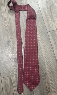 Corbata de seda roja Hugo Boss hecha en Italia patrón geométrico ropa de hombre de lujo Foto 1 de 3