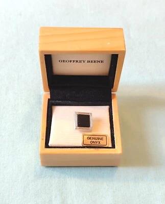 Pin de solapa firmado Geoffrey Beene tono plata ónix negro corbata tac en caja de madera Foto 1 de 4
