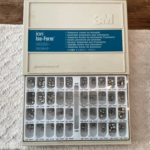 NUOVO KIT CORONA DENTALE BICUSPIDE TEMPORANEA 3M ESPE ION ISO SILVER BC-64? - Foto 1 di 6