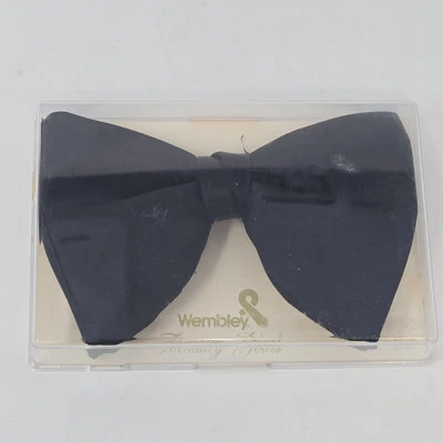 Wembley Formally Yours 黑色缎面夹领结复古全新未拆封 — 第 1/4 张图片