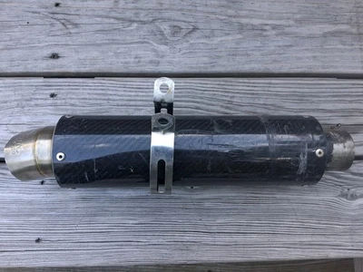 Silenciador de escape de fibra de carbono real Danmoto para motocicleta Foto 1 de 4