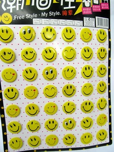 42x Large 3cm Party Gift Loot Bag Toys Yellow Emoji Happy Face Badges UK Seller - Picture 1 of 1