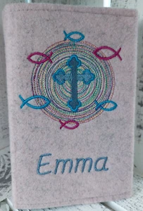 Personalisierte Gotteslob-Hülle mit Namen Kreuz Fische Kommunion rosa Wollfilz - Bild 1 von 2