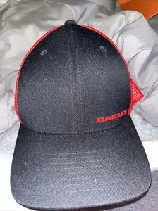 Roter Oakley Hut ~ Größe Small-Medium ~ - Bild 1 von 2