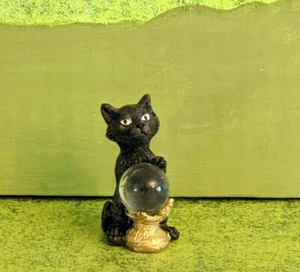 Gato Negro en Miniatura con Bola de Cristal 1,5" Hadas Gnomo Jardín Halloween Village - Imagen 1 de 7