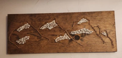 Arte de pared de madera cubierta de nieve escena de montaña, arte 3D, decoración de pared cuerda y clavo Foto 1 de 4