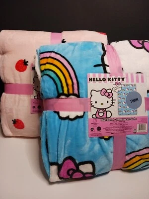 Lote de 2 mantas de felpa Hello Kitty azul arco iris y fresas rosas paquete nuevo con etiquetas Foto 1 de 4