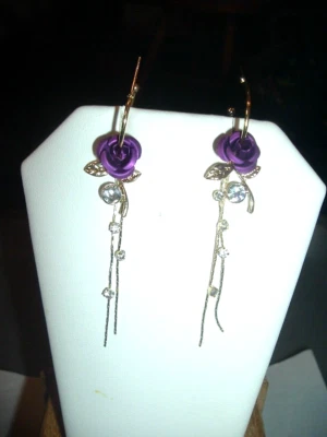 PENDIENTES PERFORADOS BORLAS CADENA ORO FLOTANTE FLOR ROSA PÚRPURA Betsey Johnson Foto 1 de 4