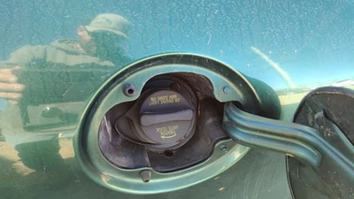 Conjunto de cuello de llenado de combustible Ford Taurus 1998-2003 con tapa de gasolina OEM XF1Z9034AA Foto 1 de 2