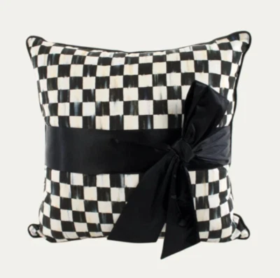 Almohada de faja negra a cuadros cortesanos Mackenzie-Childs Foto 1 de 4