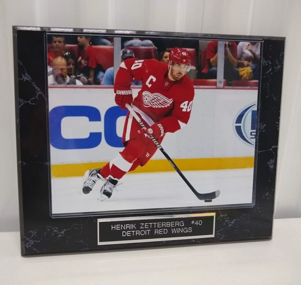 Henrik Zetterberg-Alas rojas-10 1/2 x 13 placa de mármol negro con foto de 8x10 Foto 1 de 2