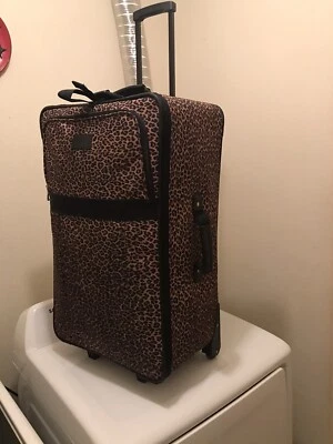 Equipaje con ruedas Wilson de cuero con estampado de leopardo Foto 1 de 4