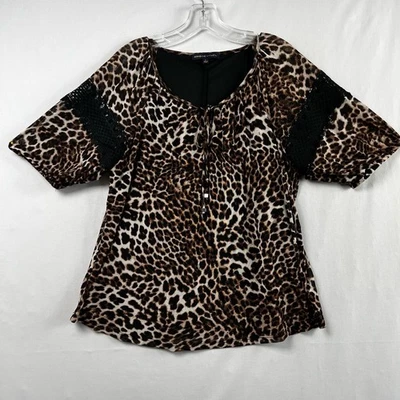 Top Adrienne Vittadini para mujer grande estampado de animales manga corta crochet corbata frontal Foto 1 de 4