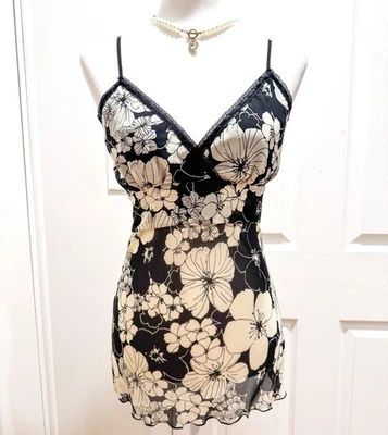 Top cami vintage Y2K Forever 21 negro y crema floral con cuello en V mediano Foto 1 de 4