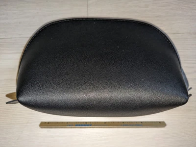 Bolsa de maquillaje negra para mujer Saks Fifth Avenue artículos de tocador cosméticos para United Airlines Foto 1 de 4