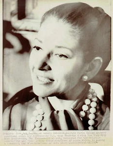1974 Foto de prensa de la soprano Maria Callas habla de su nueva gira de ópera en Nueva York - Imagen 1 de 2